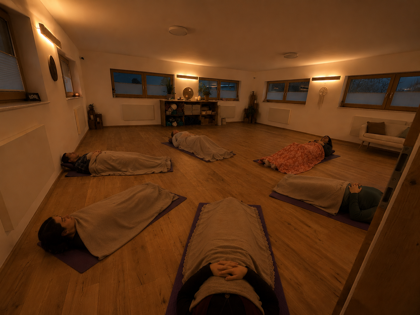 Breathwork Session auf der Yoga Ranch – Teilnehmerinnen liegen in Kerzenschein auf Matten