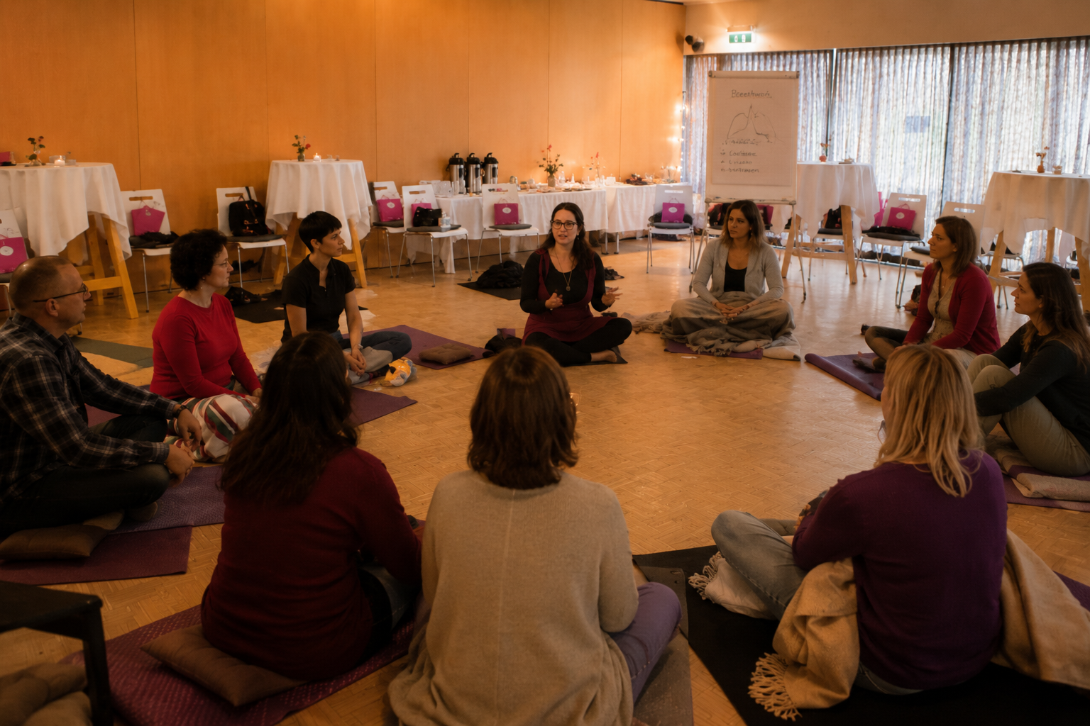 Workshop-Kreis mit Christina J. Pilgram – Teilnehmer:innen sitzen im Kreis auf Kissen und Matten